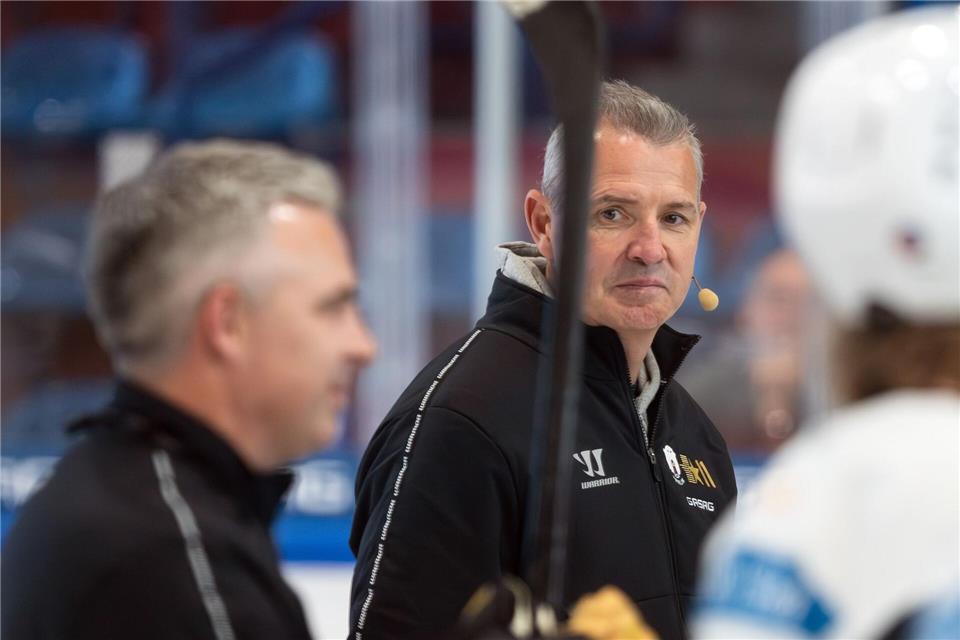 Eisbären-Trainer Serge Aubin erhält Verstärkung. (Archivbild)Soeren Stache/dpa