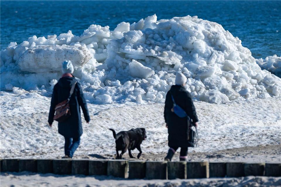 Eisberge am Strand von Zempin tauen auch bei Sonne nur langsam ab. Stefan Sauer/dpa