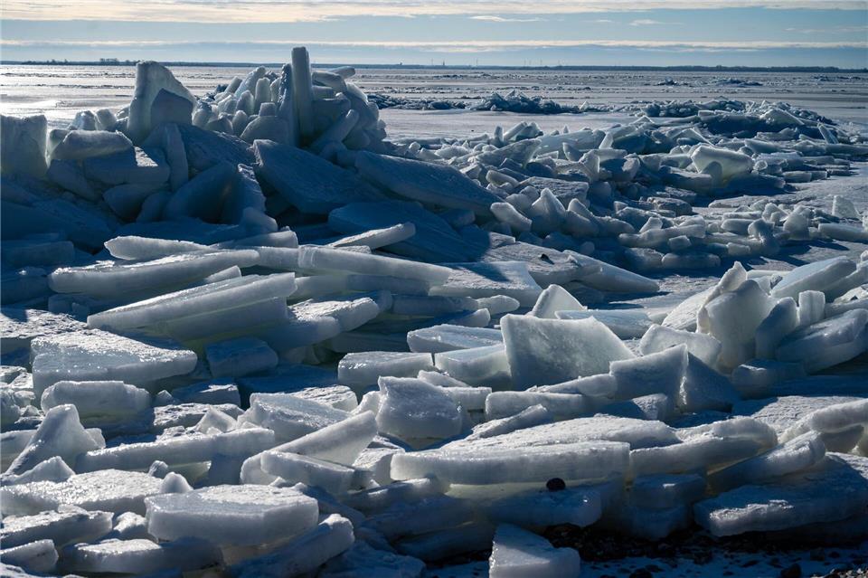 Eisberge auch vor Rügen - anhaltender Frost und starker Wind machen es möglich.Stefan Sauer/dpa