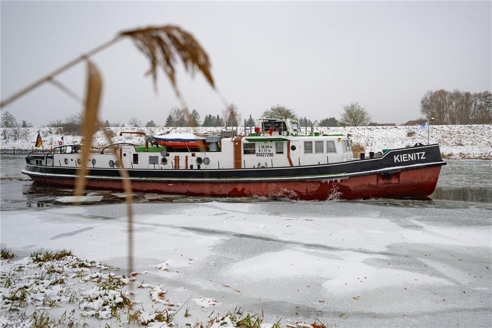Eisbrecher sind unterwegs, um die Schifffahrt zu sichern.Patrick Pleul/dpa