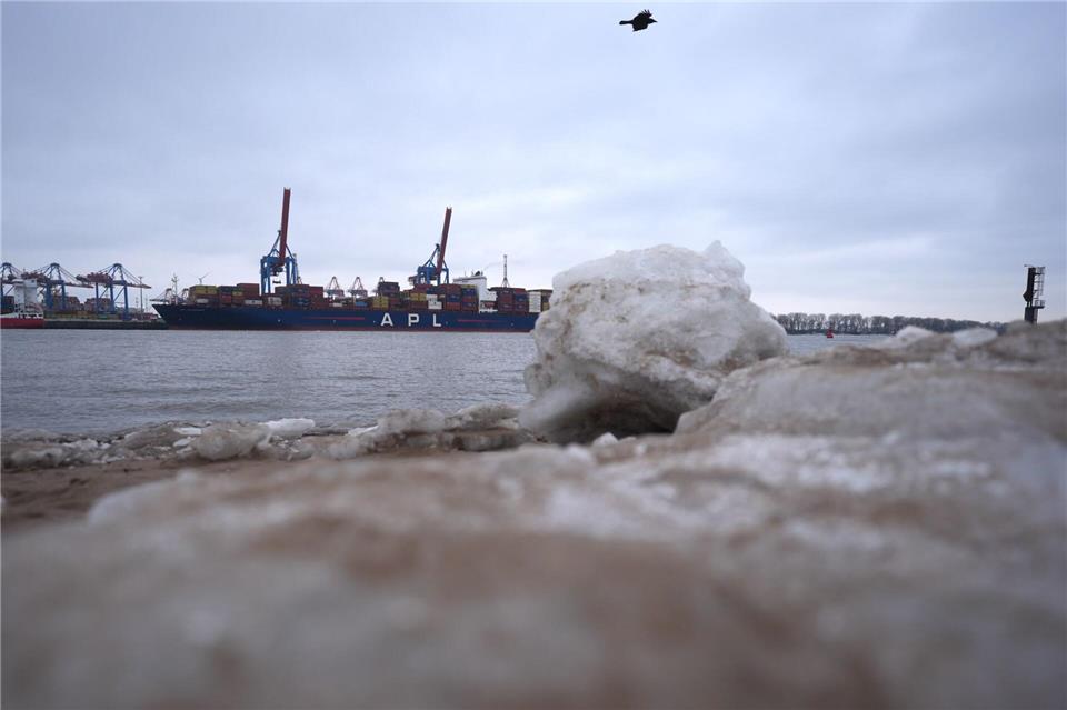 Eisbrocken an der Elbe - ein seltenes Bild im Norden.Marcus Brandt/dpa