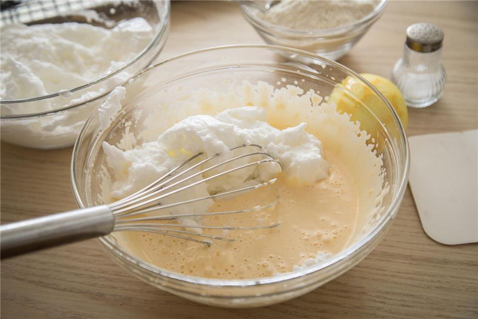 Eischnee wird etwa zu einer Eigelb-Zucker-Masse nicht wild hineingemixt, sondern vorsichtig untergehoben. Das nennt sich „melieren“ und sorgt dafür, dass die luftige Struktur erhalten bleibt.Christin Klose/dpa-tmn