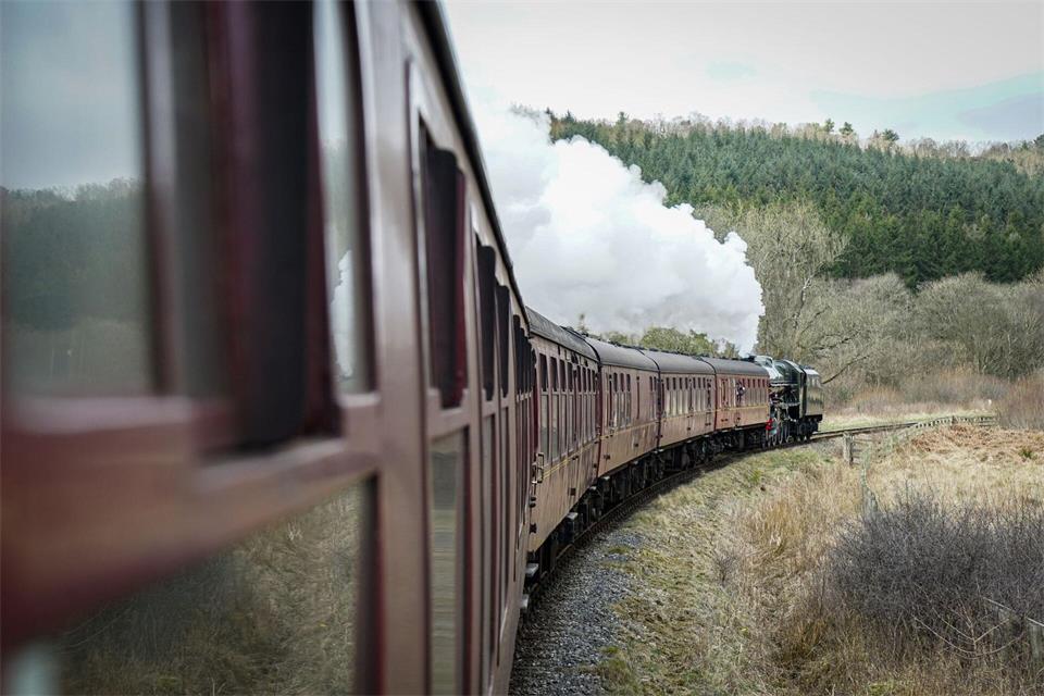 Eisenbahnkultur im Mutterland der Schiene: Die North Yorkshire Moors Railway, eine Museumsbahn, dampft durch den gleichnamigen Nationalpark.picture alliance/dpa/dpa-tmn