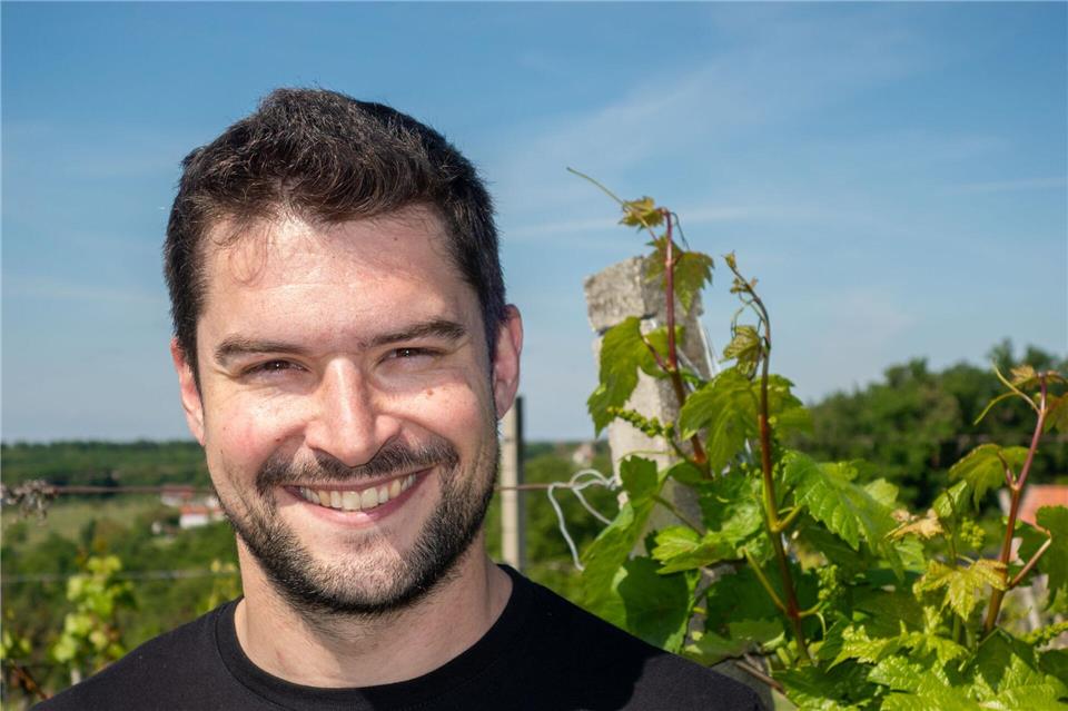 „Eisenhaltiger Lehm mit Grünschiefer. Das gibt Mineralität und Würze“, sagt der 30-jährige Winzer Pirmin Winklhofer.Andreas Drouve/dpa-tmn