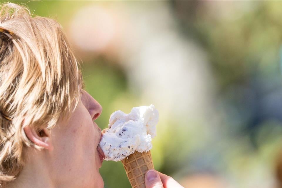 Eisgenuss bei sommerlich-sonnigem Wetter.Frank Hammerschmidt/dpa