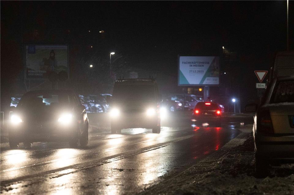 Eisglatte Straßen: Das Winterwetter hat Sachsen weiter im Griff.Daniel Wagner/dpa