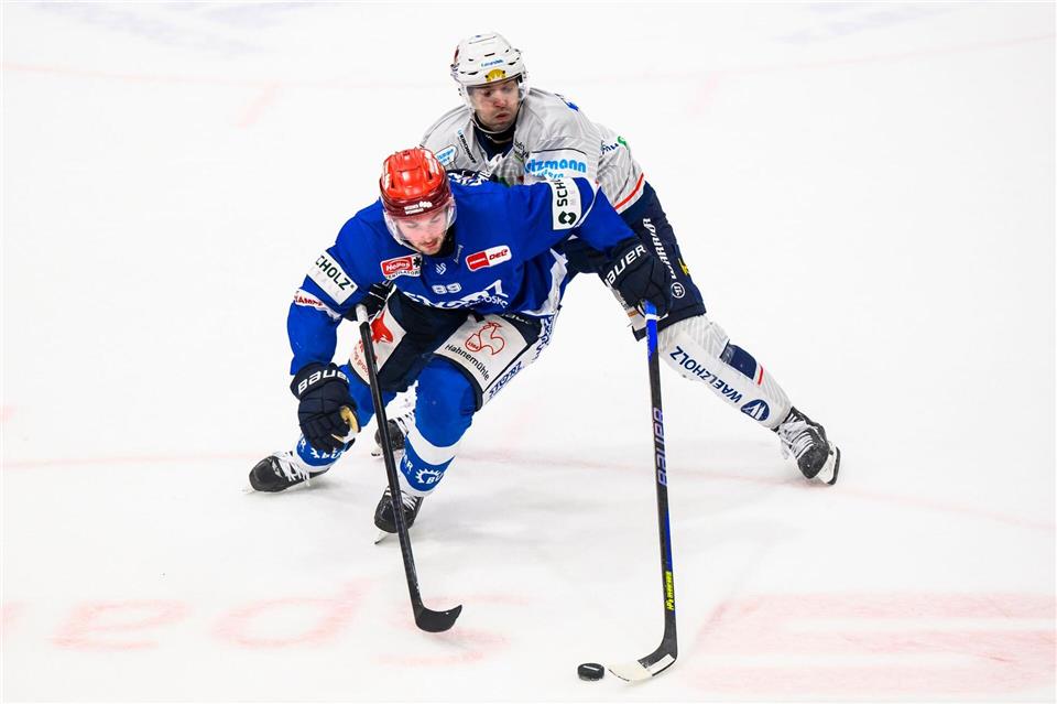 Eishockey-Angreifer Zach Senyshyn (l) verlässt die Schwenninger Wild Wings.Tom Weller/dpa