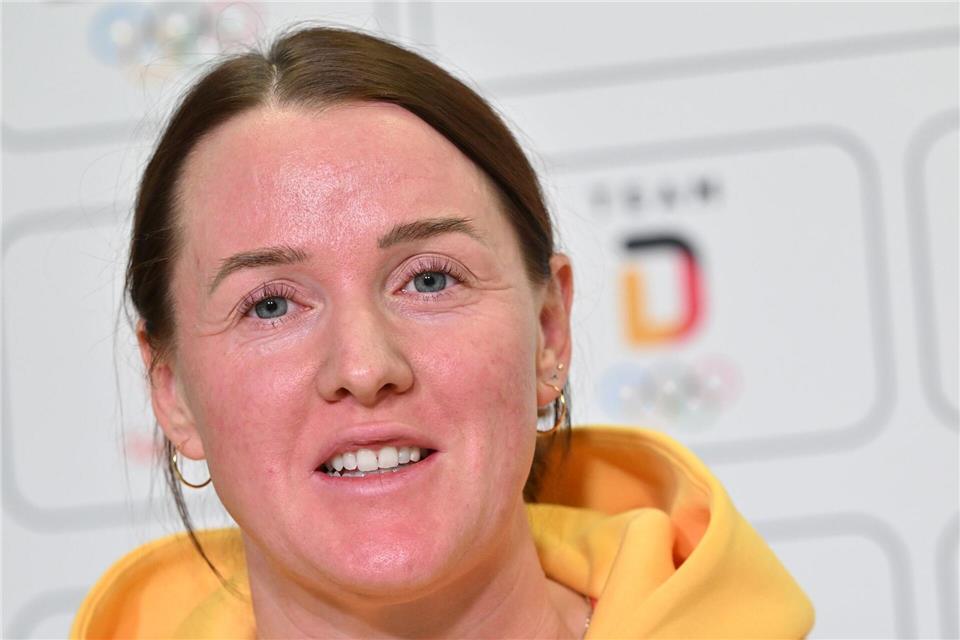 Eishockey-Kapitänin Daria Gleißner sieht nach dem Sieg gegen Japan eine gelöste Stimmung im deutschen Team.Peter Kneffel/dpa