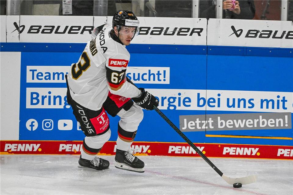 Nationalspieler Schinko von München nach Wolfsburg zurück Eishockey-Nationalspieler Luis Schinko hielt es nicht lange in München aus. (Archivfoto)Armin Weigel/dpa