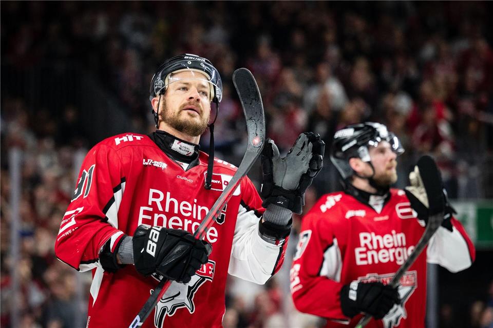 Eishockey-Profi Moritz Müller von den Kölner Haien (l).Marius Becker/dpa