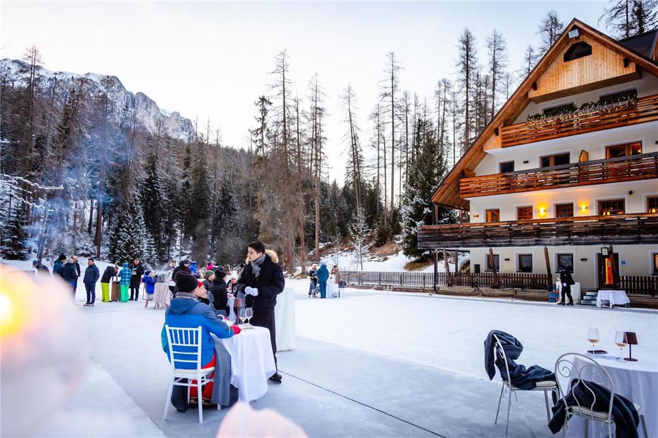 Eisig eingedeckt: speisen auf dem gefrorenen Sompunt-See in Alta Badia.Manuel Glira/Alta Badia/dpa-tmn