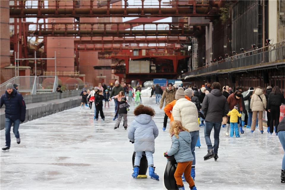 Eislaufbahn an der Zeche Zollverein Essen wieder geöffnet Eisläufer fahren auf der Eisbahn am Zollverein.