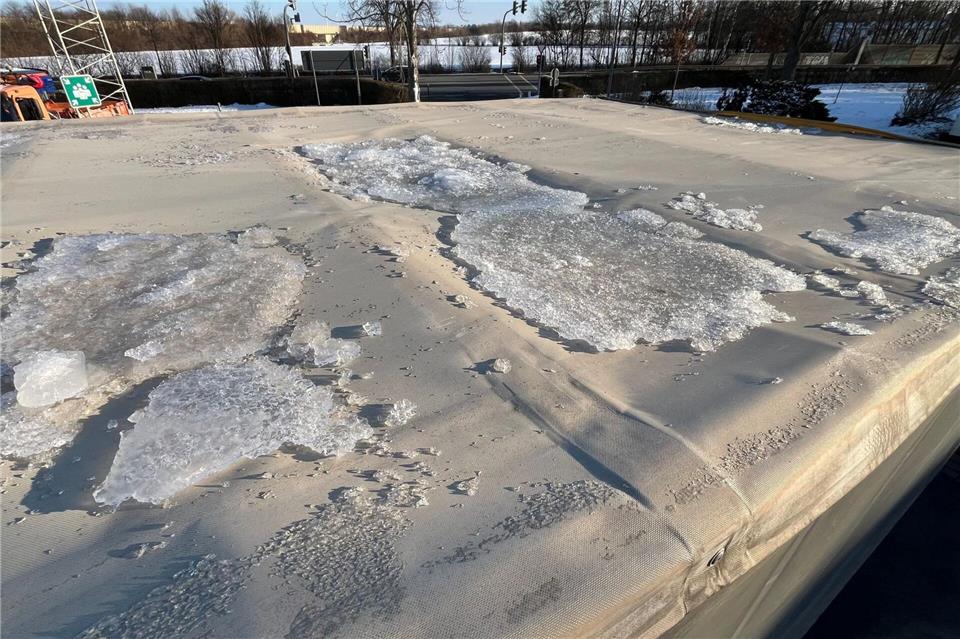 Eisplatten auf Lastwagen haben auf der A7 Unfälle verursacht.Polizeiinspektion Hildesheim/dpa