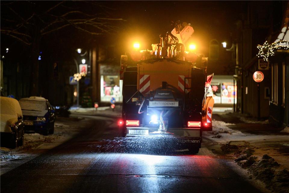 Eisregen kann im Südwesten Niedersachsens in der Nacht zum Samstag erneut für gefährlich glatte Straßen sorgen. (Archivbild)Philipp Schulze/dpa
