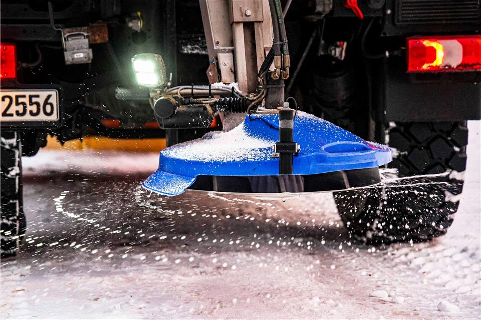 Eisregen und überfrierende Nässe haben auf der Autobahn A7 zu mehreren Unfällen geführt.Frank Molter/dpa