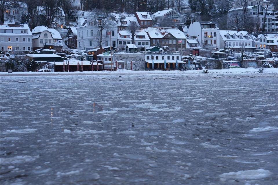 Eisschollen auf der Elbe. Auch, wenn es knackig kalt war: Seen und Teiche in Hamburg sollen nicht betreten werden. Sie sind nicht tragfähig. Es besteht die Gefahr, einzubrechen.Marcus Brandt/dpa