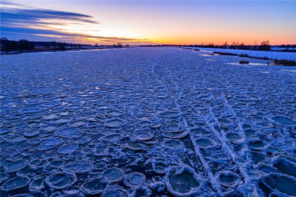 Eisschollen auf der Oder. Im Tagesverlauf kommt die Sonne raus. (Archivbild)Patrick Pleul/dpa