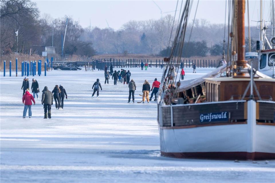 Eisvergnügen in Greifswald: Schlittschuhläufer auf dem RyckStefan Sauer/dpa