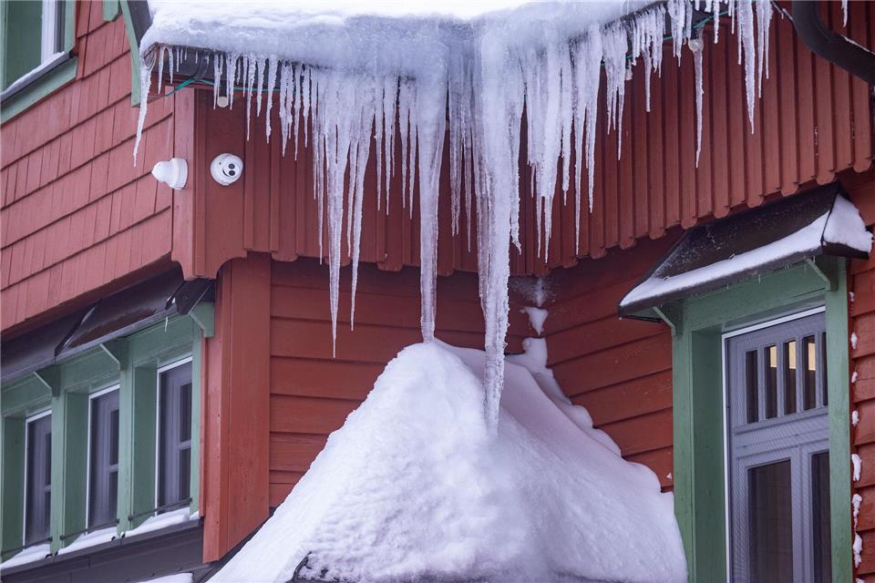 Eiszapfen an Regenrinnen oder Fallrohren können zur Gefahr werden: Herabfallende Zapfen sollten möglichst frühzeitig entfernt werden.Hendrik Schmidt/dpa/dpa-tmn