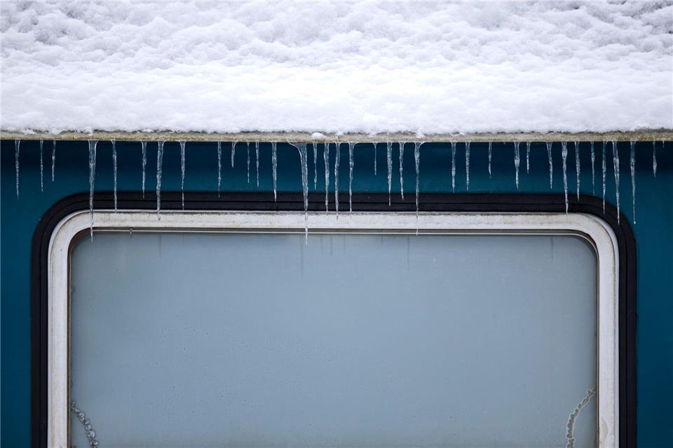 Eiszapfen an einem alten Eisenbahnwaggon in der Eifel - ähnlich viele Eiszapfen dürften am Wochenende vielerorts in NRW zu sehen sein.Thomas Banneyer/dpa