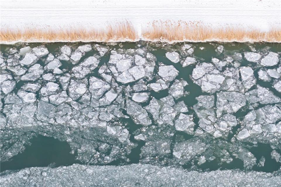 Eiszeit auf dem MittellandkanalJulian Stratenschulte/dpa