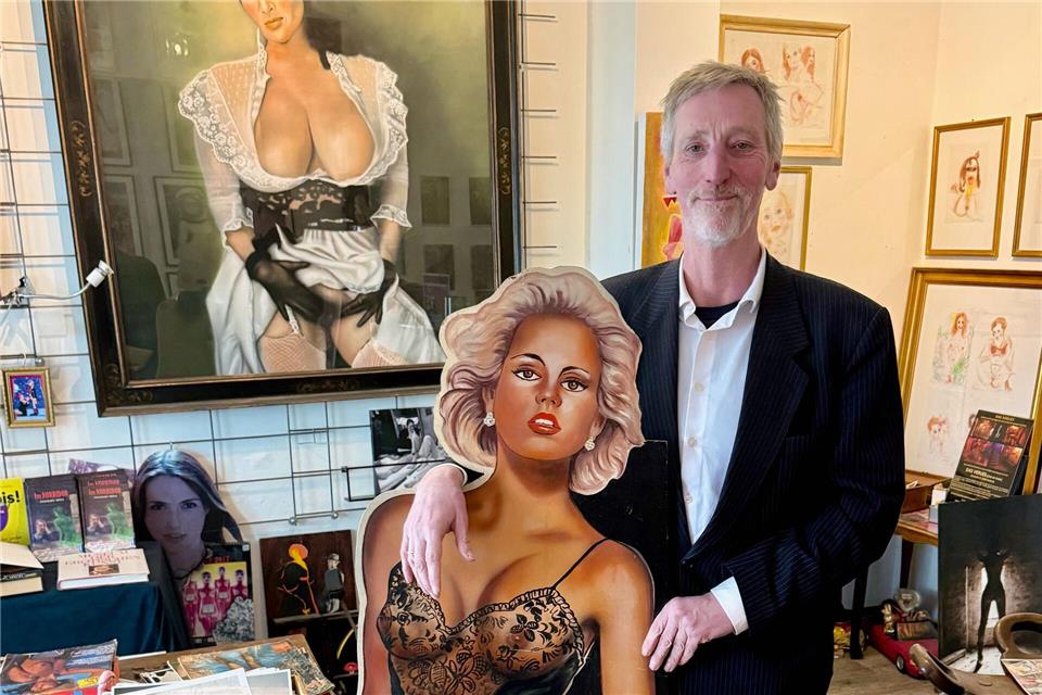 Ekkehart Opitz steht in seinem Erotic Art Museum.Wolfgang Stelljes/dpa-tmn