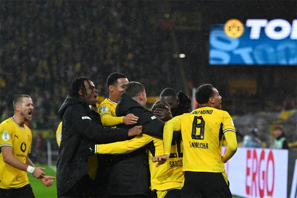 Ekstase in der letzten Spielminute: Dortmund steht im Achtelfinale des DFB-Pokals. Fabian Strauch/dpa