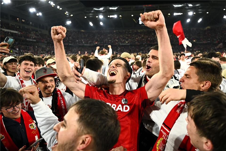 Ekstase nach dem Final-Einzug: Stürmer Igor Matanovic jubelt mit den Fans.Tom Weller/dpa