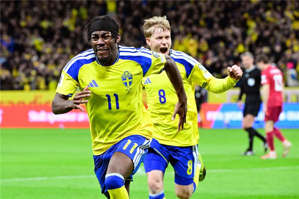 Elanga und Svensson bejubeln Schwedens Führungstreffer.Jonas Ekströmer/TT/TT NYHETSBYRÅN/AP/dpa