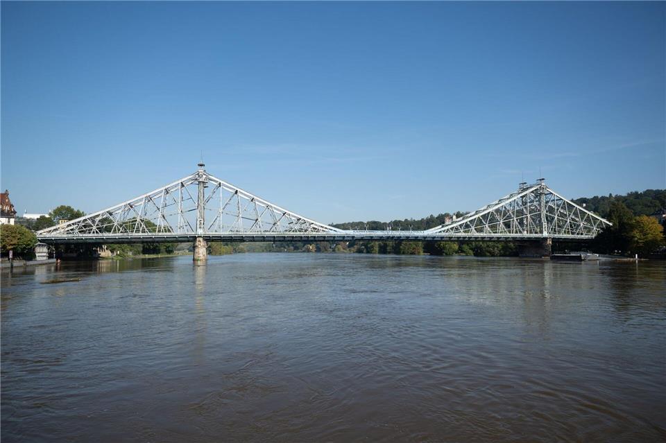 Elbehochwasser in Dresden an der berühmten Brücke Blaues Wunder.Sebastian Kahnert/dpa