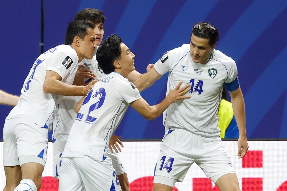 Eldor Shomurodov (r) bejubelt sein Tor mit den Mitspielern.Erik S.Lesser/AP/dpa