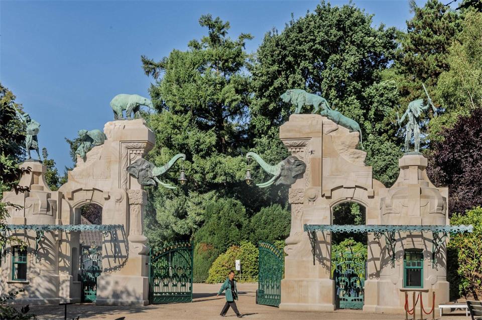Elefanten, Löwen und andere Tiermotive zieren das historische Tor am Eingang des Tierparks Hagenbeck.Markus Scholz/dpa