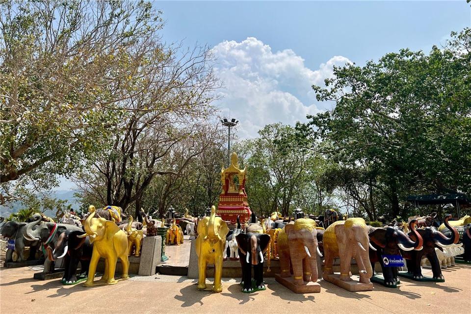 Elefanten sind Thailands Nationaltiere und werden in vielen Tempeln verehrt. (Archivbild)Carola Frentzen/dpa