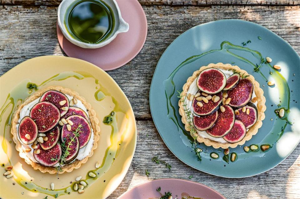 Elegant, aber mit einem Schuss Lässigkeit: Die Feigen-Tartelettes serviert Anne-Katrin Weber auf verschiedenfarbigen Tellern.  Wolfgang Schardt/AT Verlag/at-verlag.ch/dpa-tmn