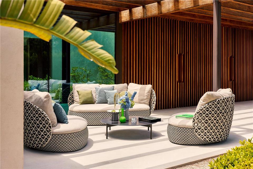 Elegantes Cremeweiß und Ivory: Helle Polsterfarben setzen 2026 moderne Akzente im Garten.Dedon/die möbelindustrie/dpa-tmn