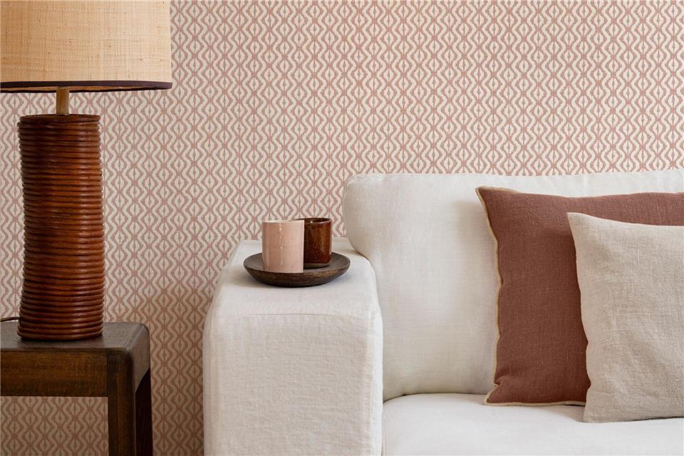 Eleganz in Pastell: Die Kombination aus sanften Farbtönen, einem schlichten weißen Sofa und natürlichen Materialien wie Holz schafft ein stilvolles und einladendes Ambiente.Rasch/DTI/dpa-tmn