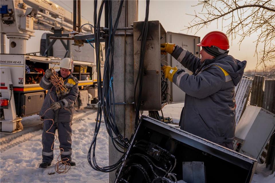 Elektriker in Kiew kämpfen um eine Wiederherstellung der Stromversorgung.Dan Bashakov/AP/dpa