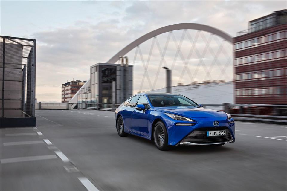 Elektrisch fahren und tanken: Das gewährleisten Wasserstoffautos wie der Toyota Mirai.Toyota/dpa-tmn