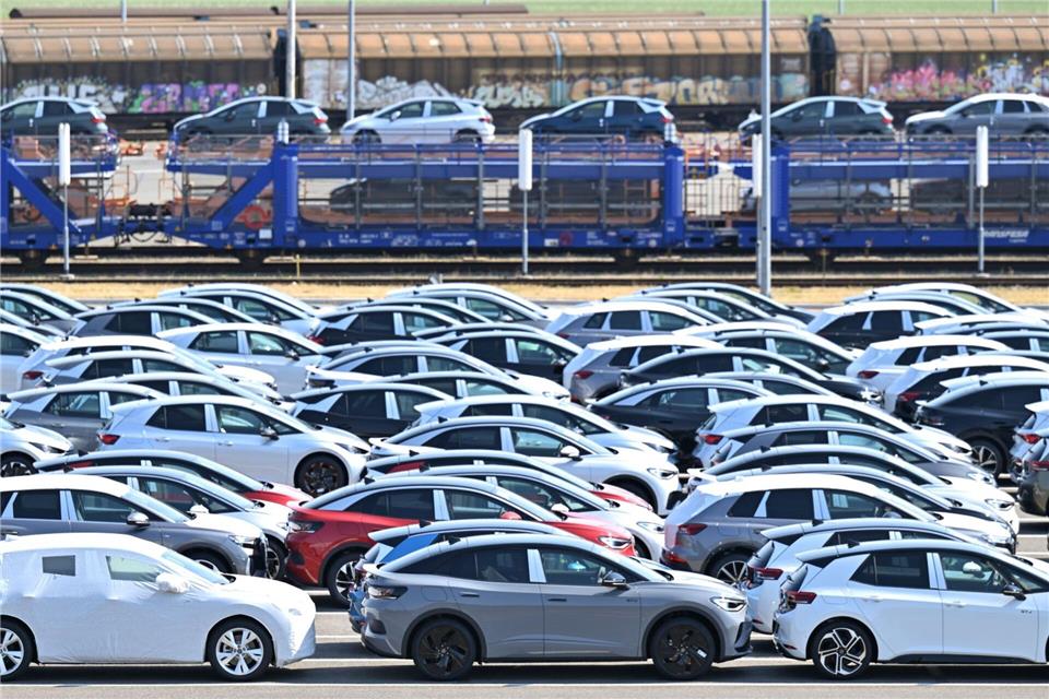 E-Autos heben VW ins Plus und helfen Audi Elektroautos des VW-Konzerns: Ihr Absatzplus glich Rückgänge bei anderen Antriebstechnologien mehr als aus.Hendrik Schmidt/dpa
