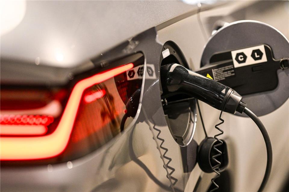 Rekord: Ein Fünftel aller Neuwagen rein elektrisch  Elektroautos machen weltweit einen immer höheren Anteil der Neuzulassungen aus. (Symbolbild)Jens Kalaene/dpa