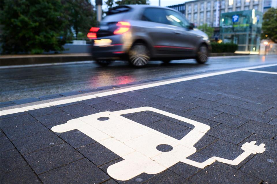 Elektroautos ziehen an. (Archivbild)Julian Stratenschulte/dpa
