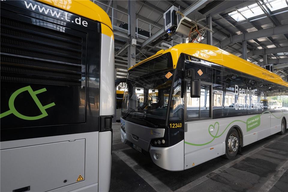 Elektrobusse laden im Bushof der Leipziger Verkehrsbetriebe. Sachsens Verkehrsunternehmen setzen immer häufiger auf Elektrobusse, vor allem in den Städten, aber nicht nur dort. (Archivbild)Hendrik Schmidt/dpa
