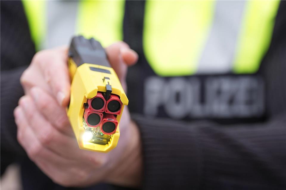 Elektroschockgeräte wirken oft schon bei ihrem reinen Anblick abschreckend. (Symbolbild)Marcus Brandt/dpa