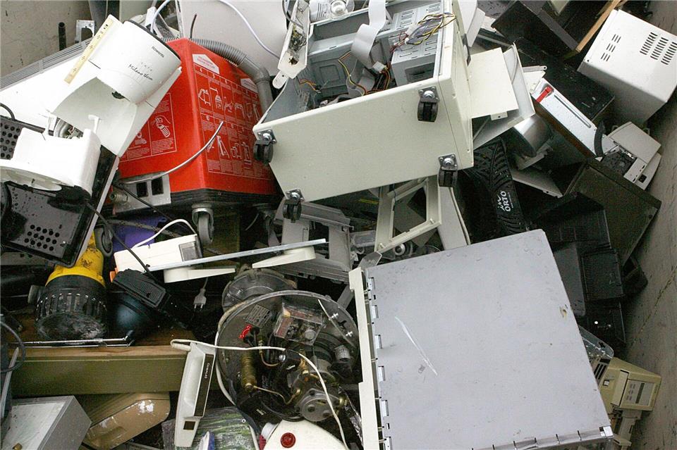 Elektroschrott, Fiberglas, Gummi, Metall und vieles mehr sollen illegal von Bayern nach Tschechien gebracht worden sein. (Symbolbild)picture alliance / Frank M�chler