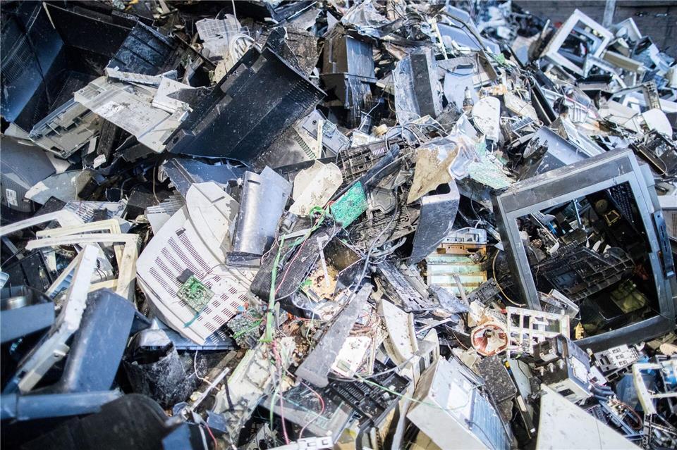 Wie sich aus Elektroschrott mehr als bislang machen lässt Elektroschrott liegt in einer Halle einer Recyclingfirma. (Archivbild)Marcel Kusch/dpa