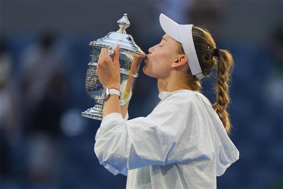 Elena Rybakina küsst den Pokal, nachdem sie das Finale der US Open gewonnen hat.Kirsty Wigglesworth/AP/dpa