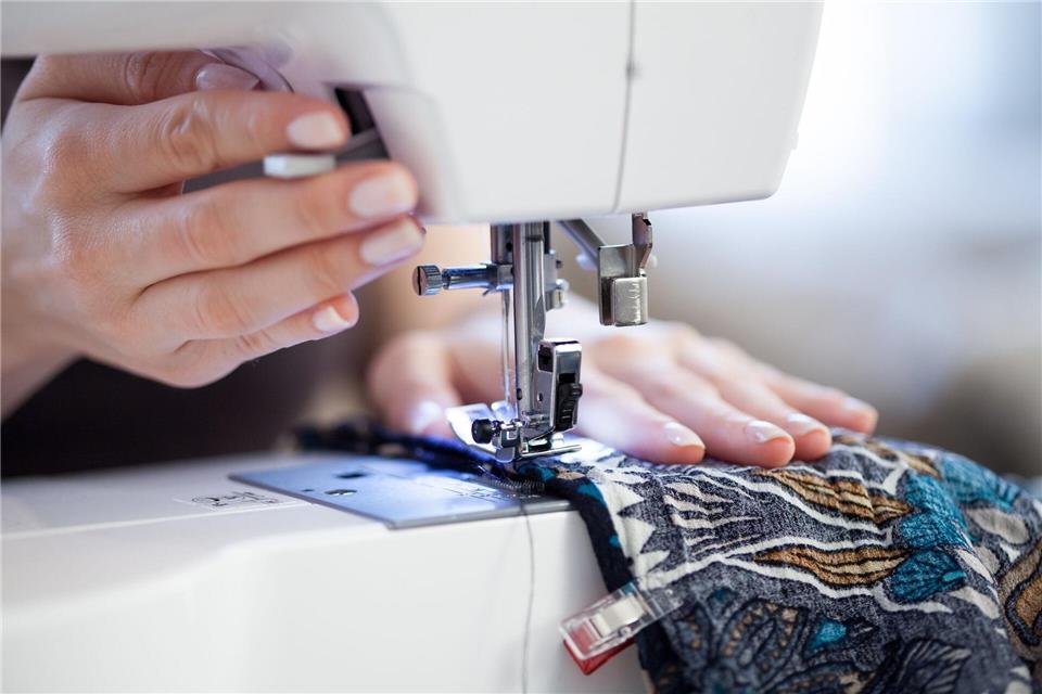 Elf Freiarm-Nähmaschinen hat die Stiftung Warentest von geübten Hobbyschneiderinnen testen lassen.Christin Klose/dpa-tmn