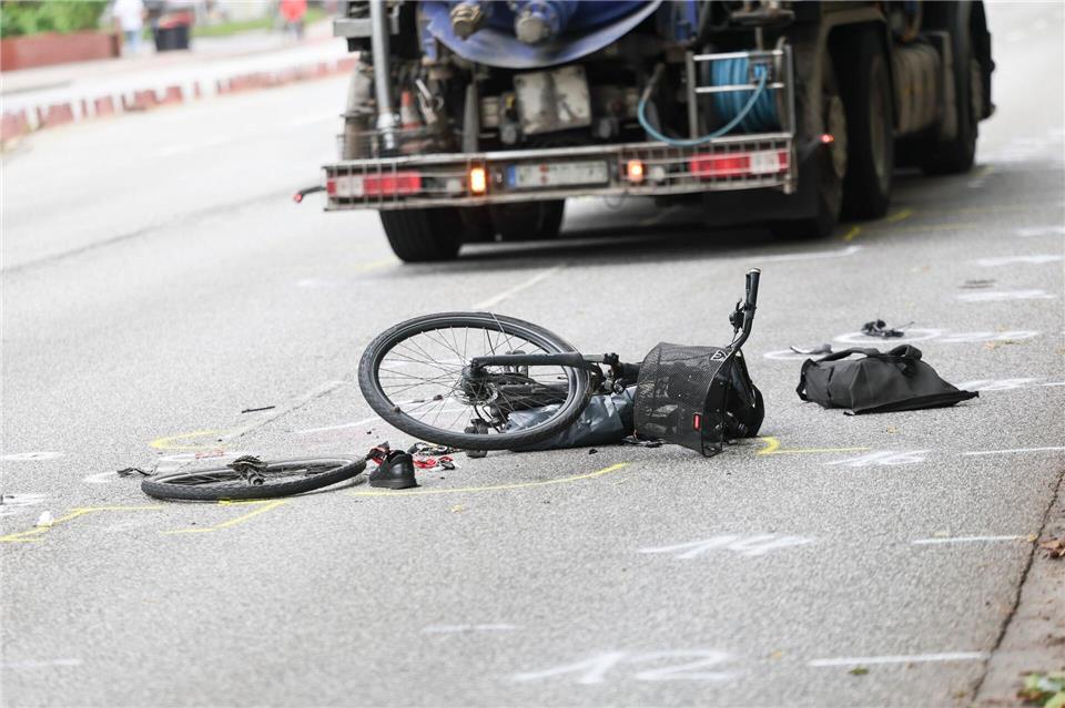 Elf Radfahrer sind im vergangenen Jahr im Hamburger Straßenverkehr ums Leben gekommen. (Archivbild)Christian Charisius/dpa