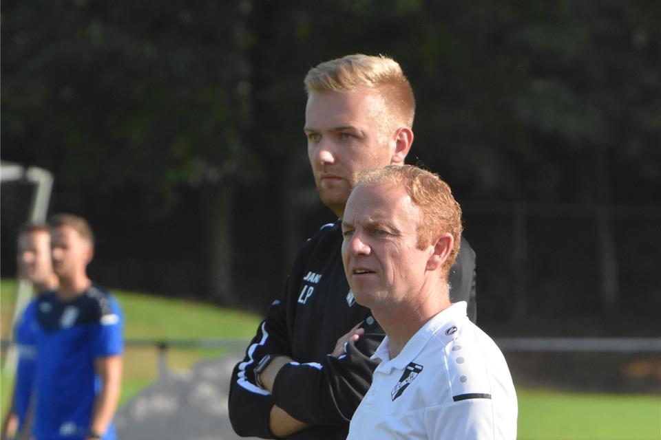 Elf Spieltage vor dem Saisonende bot Michael Hellekamp (vorne) der Heidener Viktoria seinen Rücktritt als Trainer an. Auf die nächste Partie am kommenden Sonntag in Dorsten-Hardt wird der Landesligist vom Co-Trainer Leon Pöppelmann vorbereitet.