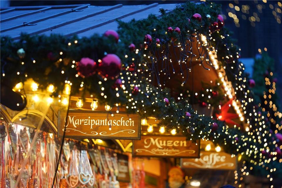 Elf sogenannte Weihnachtswelten sollen in Lübeck Feststimmung verbreiten. (Archivbild)Marcus Brandt/dpa